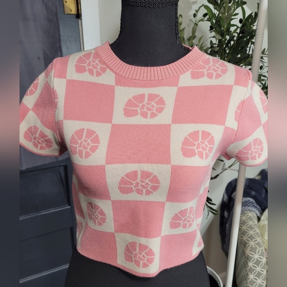 Luna Ivy Pink Patterned Shell Cropped Women's Short Sleeve Sweater Beach Seaside
